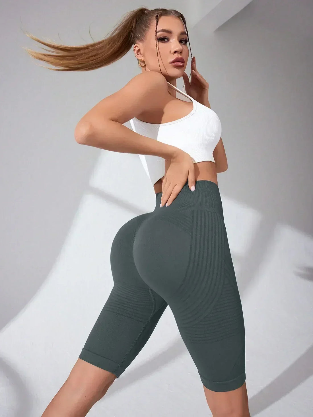 Women‘s Seamless Yoga Shorts High Waisted Striped Slim Shorts Sexy Butt Lifting Gym Training High Elastic Five Point Pants