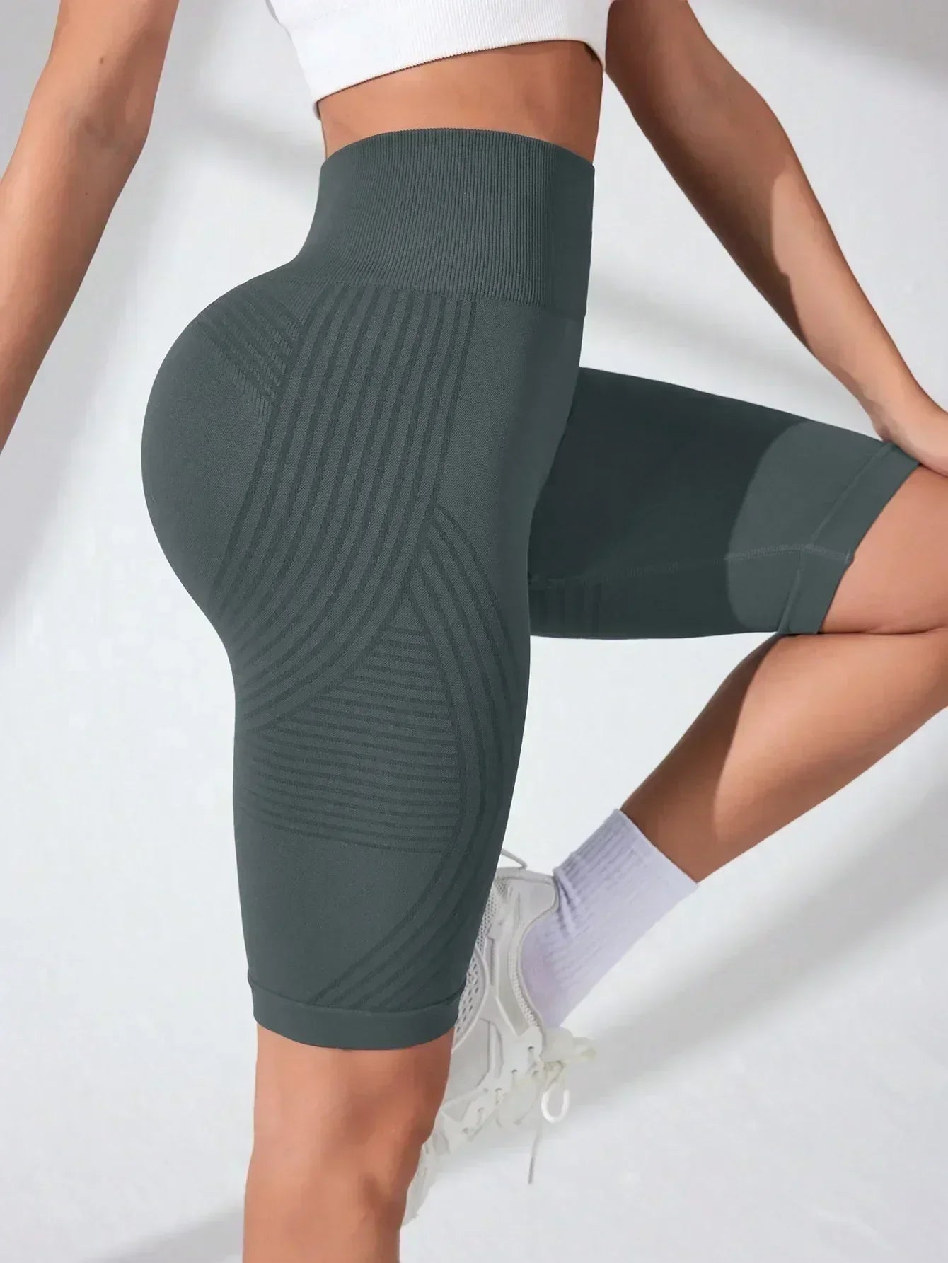 Women‘s Seamless Yoga Shorts High Waisted Striped Slim Shorts Sexy Butt Lifting Gym Training High Elastic Five Point Pants