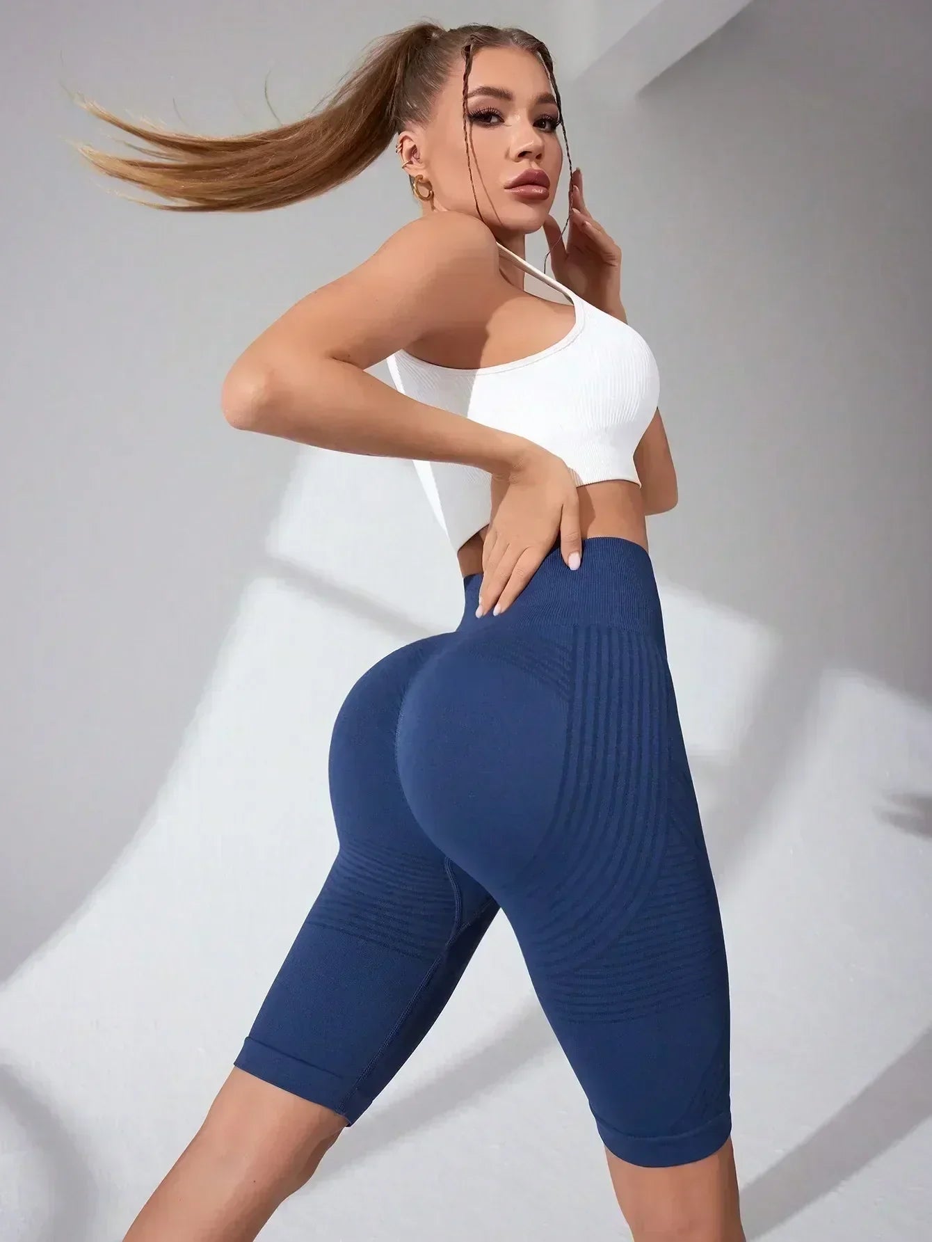 Women‘s Seamless Yoga Shorts High Waisted Striped Slim Shorts Sexy Butt Lifting Gym Training High Elastic Five Point Pants